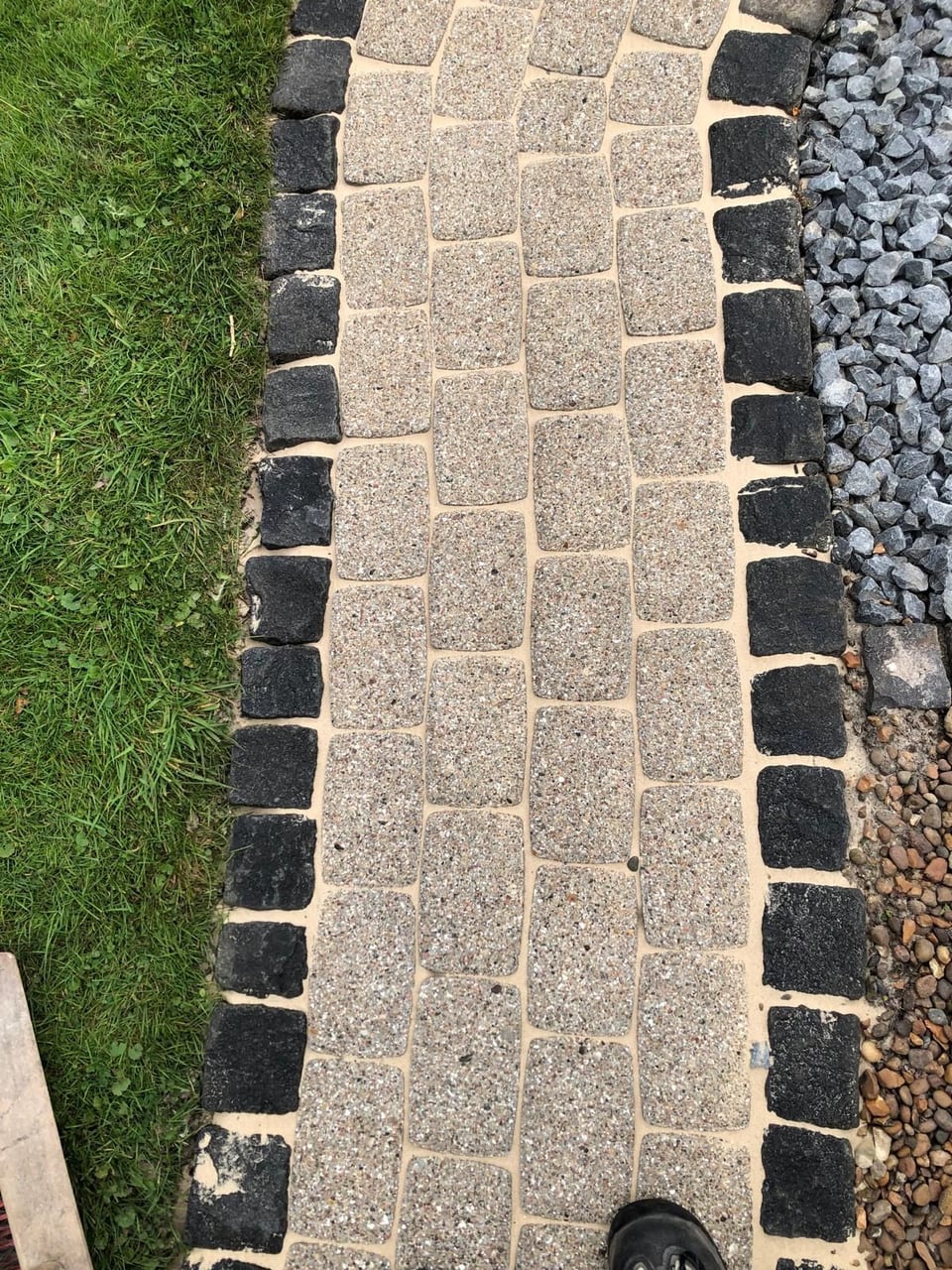 Derselbe Weg aus Betonsteinpflaster nach der Reinigung