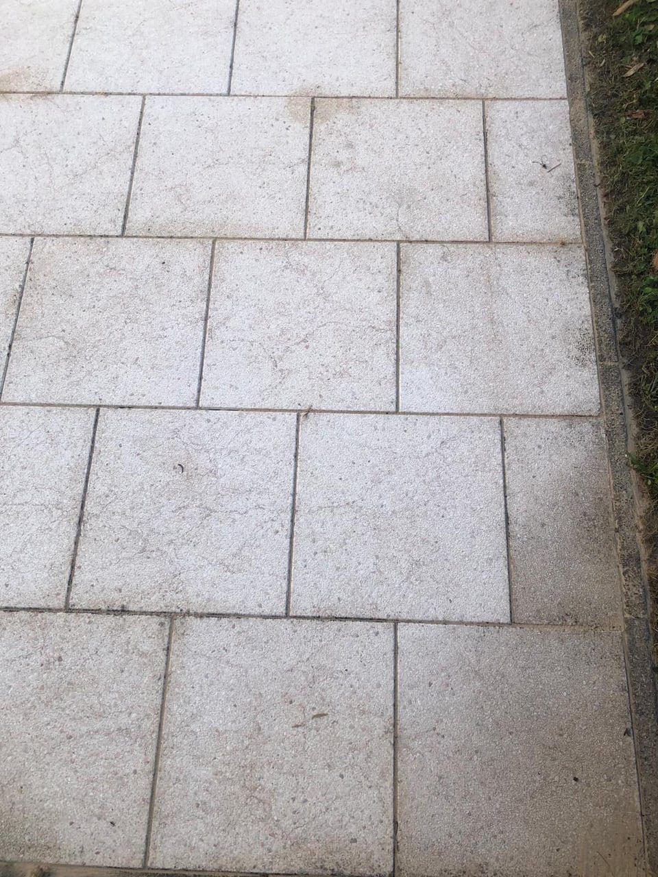 Dieselbe helle Plattenfläche nach der Reinigung
