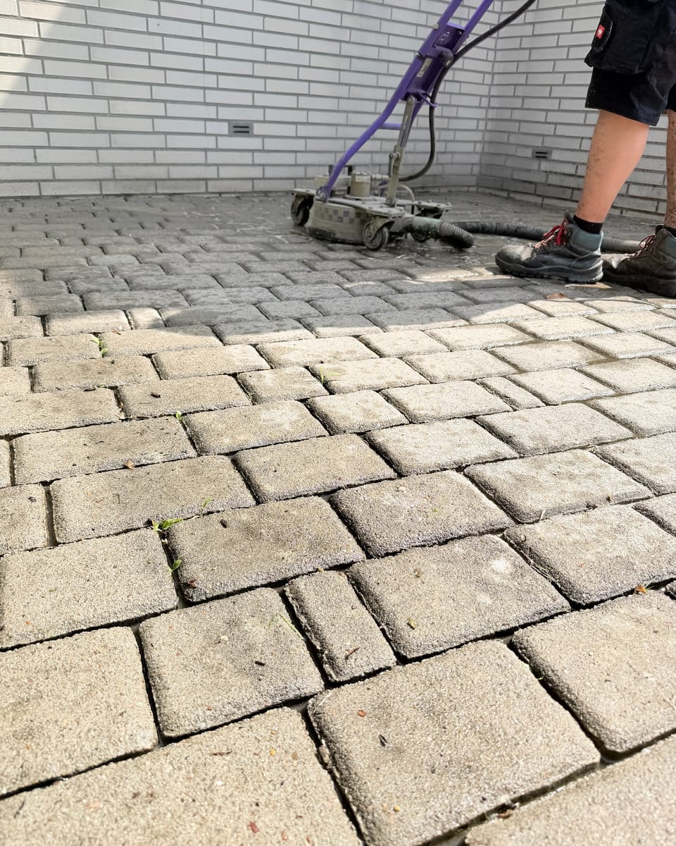 Flächenreiniger im laufenden Einsatz auf Betonsteinpflaster